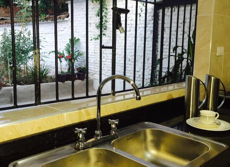 پانسیون Casa Helga A Dos Cuadras De La Basílica, Casa Entera Con Jardín Amplio, 6 Habitaciones, 5 Baños, Coc