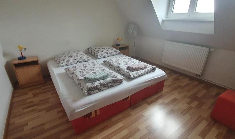 پانسیون Pod Vinicí