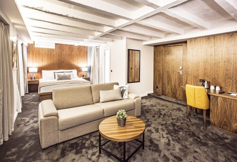 پانسیون Nomad Luxury Suites