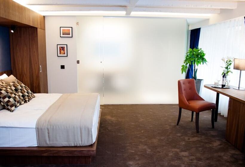 پانسیون Nomad Luxury Suites