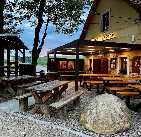 پانسیون Restaurace & Penzion U Tří Jasanů