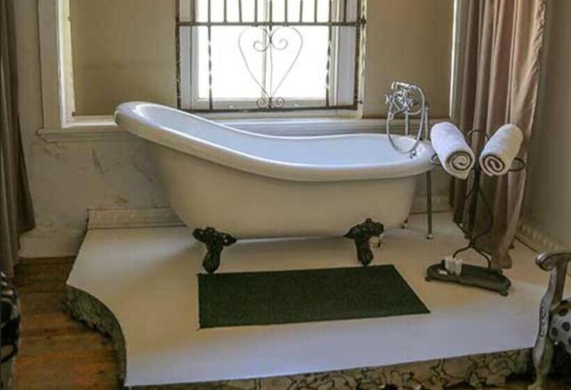 بنسيون The Green Acorn Guest House