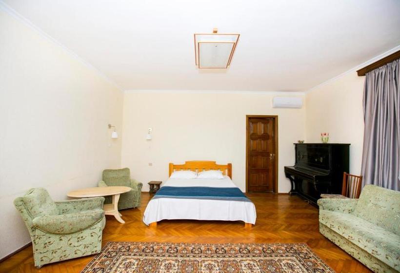 پانسیون Guest House Lavr