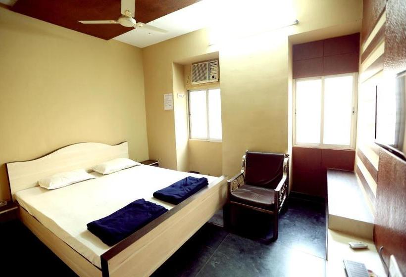פנסיון Central Guest House