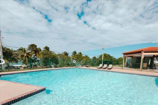 هتل Oceania Apartments At Arecibo 681 Ocean Drive