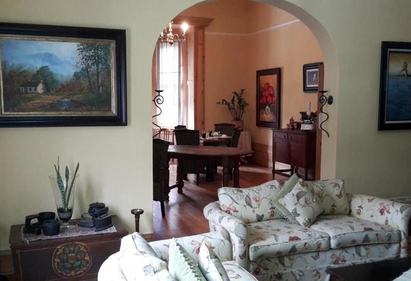 פנסיון Moonlight Manor