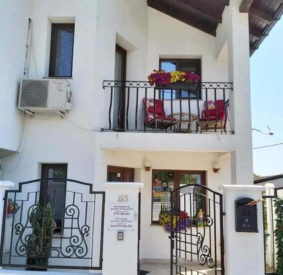 پانسیون Alexander House