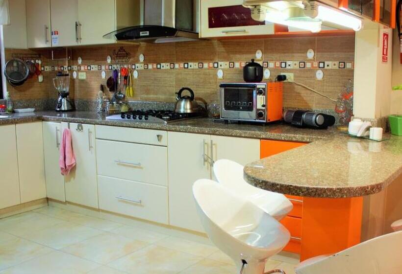 بنسيون Hostal Kolibri B&b