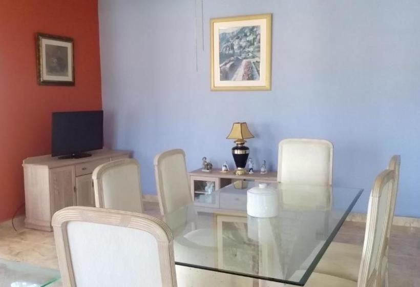 پانسیون Little Savoy Guest House