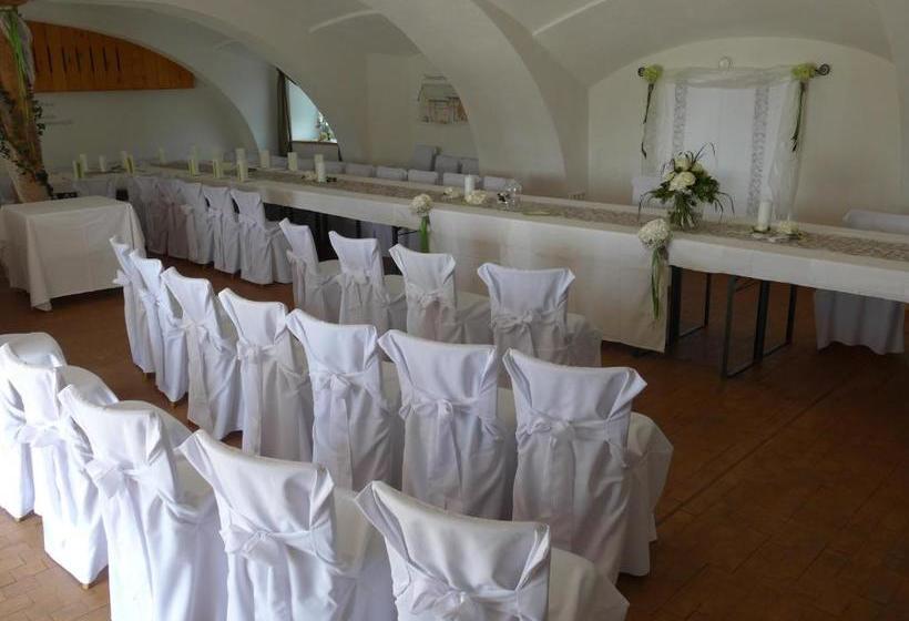 بنسيون Stiftsgasthof Hochburg