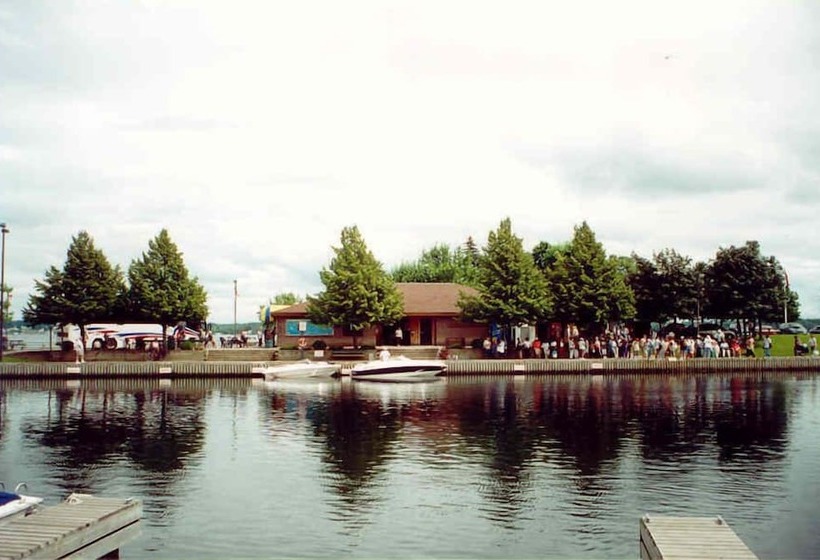 Albergue Noble Waterfront Suites