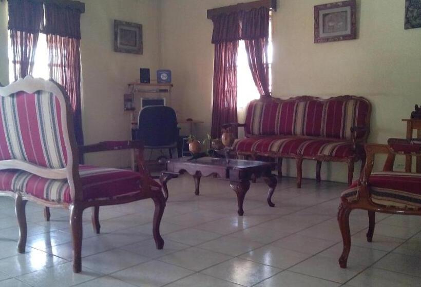 بنسيون Don Santiago Guesthouse Downtown