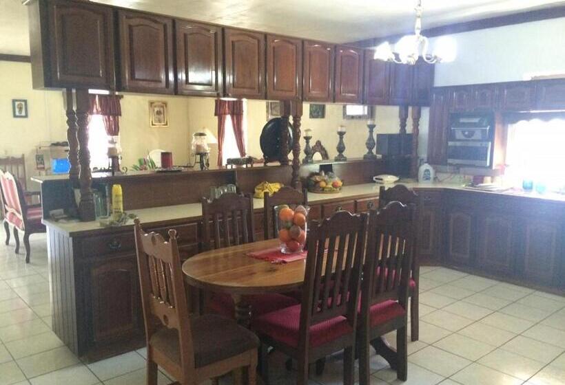 بنسيون Don Santiago Guesthouse Downtown