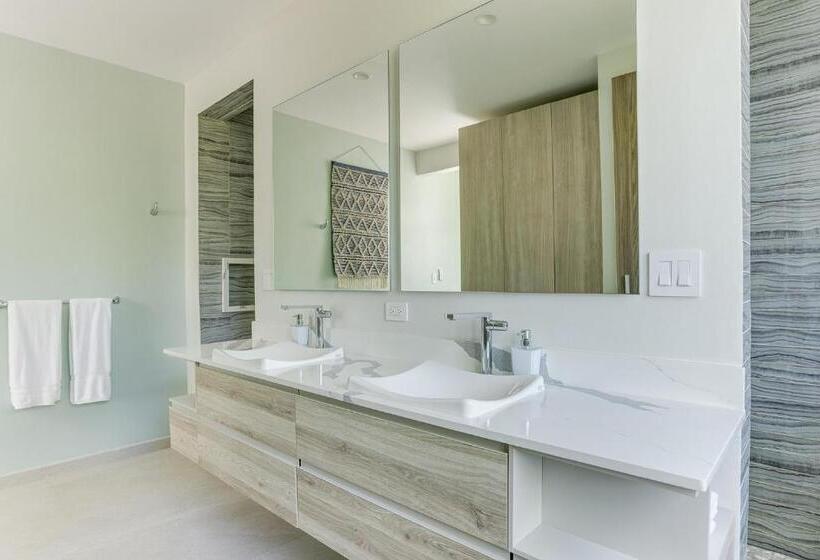 אתר נופש The Villas At Cocoplum