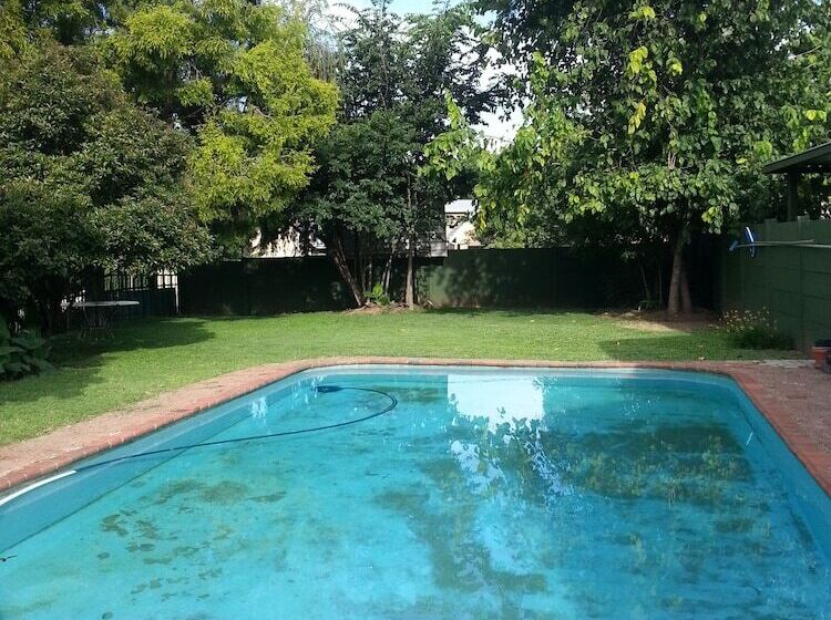 פנסיון Boer And Brit Self Catering Guest House