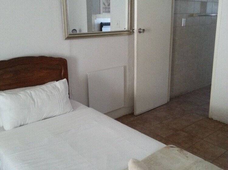 פנסיון Boer And Brit Self Catering Guest House