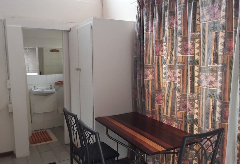 פנסיון Boer And Brit Self Catering Guest House