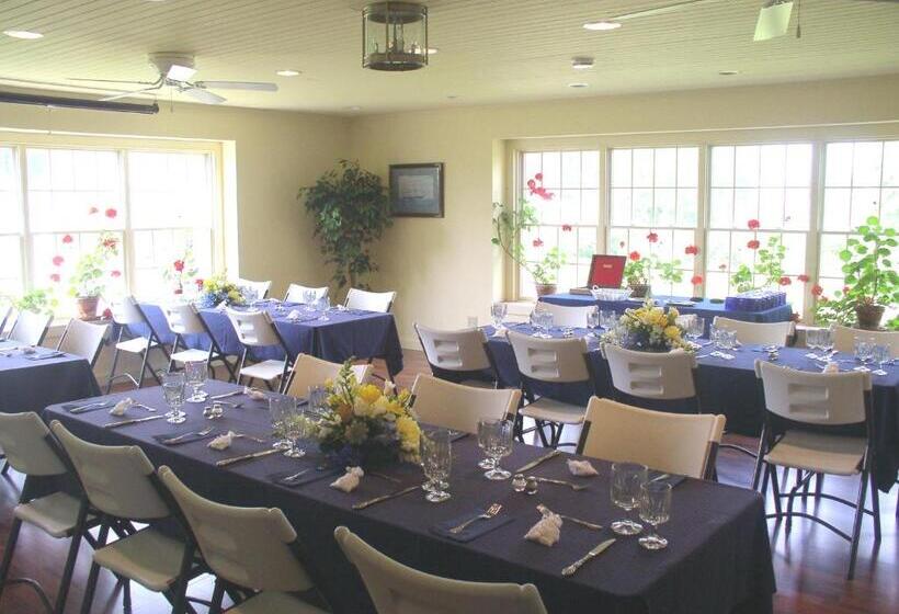 הוסטל Strong House Inn