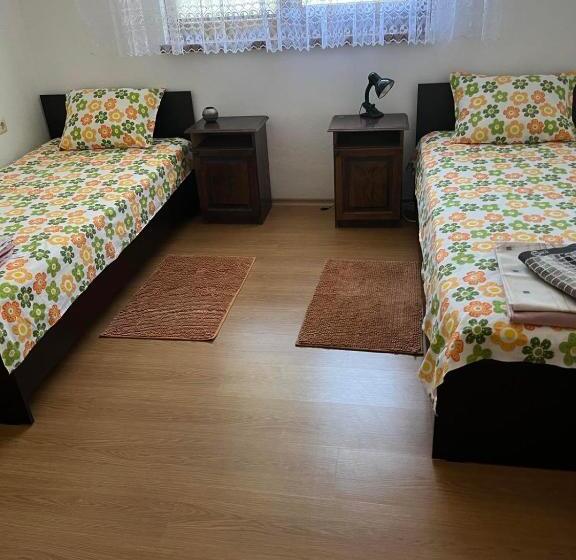 پانسیون Mavrova Guest House