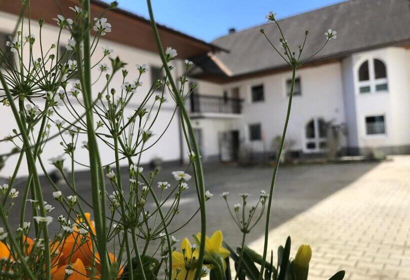 ホテル Vogelhubergut   Familie Scherleithner