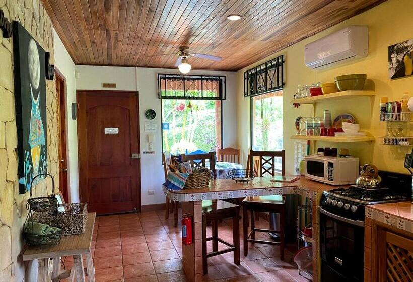 پانسیون Encantada Guest House