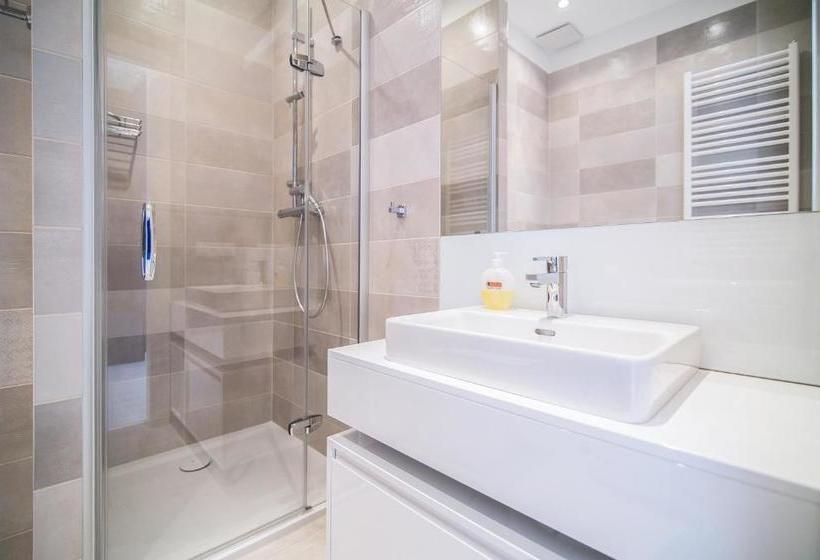 هتل Poznan Apartments Towarowa