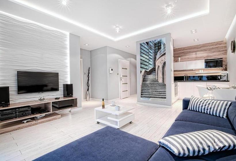 هتل Poznan Apartments Towarowa