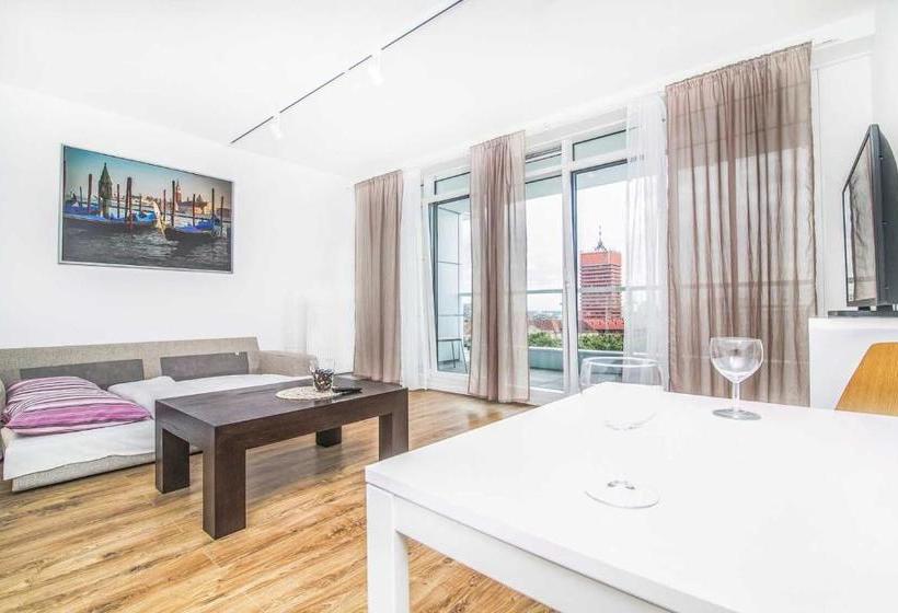 هتل Poznan Apartments Towarowa