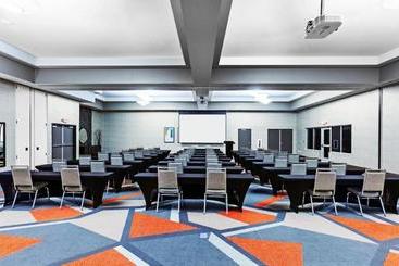 هتل Hampton Inn Gardner Conference  Center