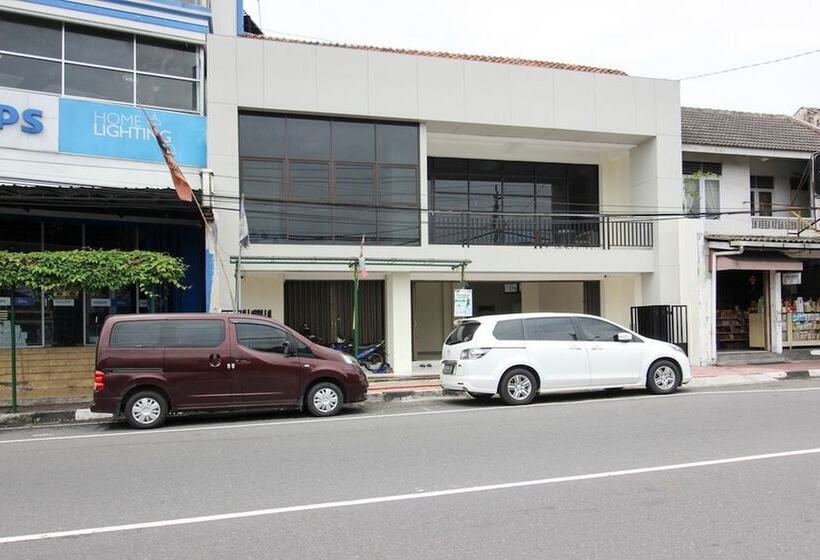 پانسیون Reddoorz Near Malioboro Mall