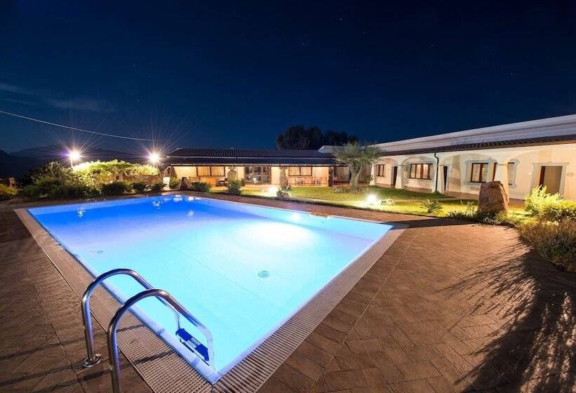 여관 Agriturismo Irghitula