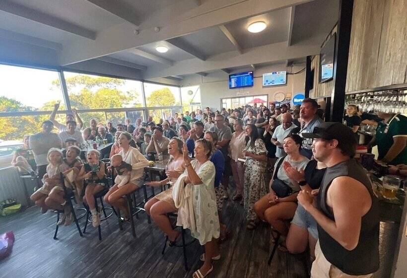 فندق Bridport Bay Inn