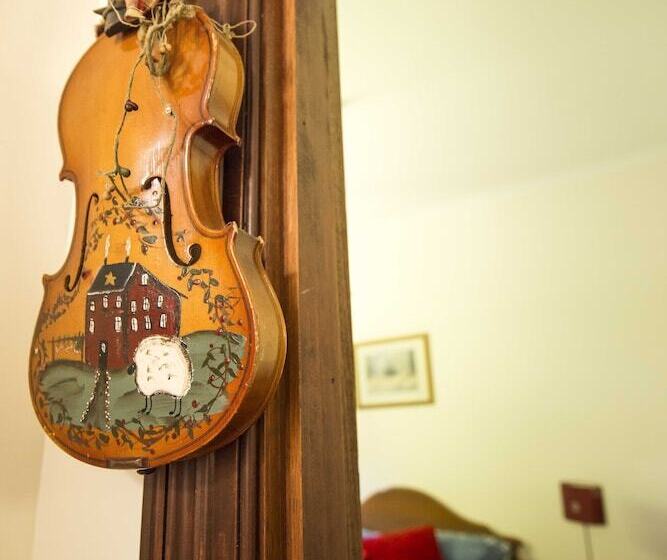 Хостел Creek Cottage