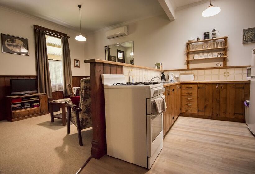 Хостел Creek Cottage