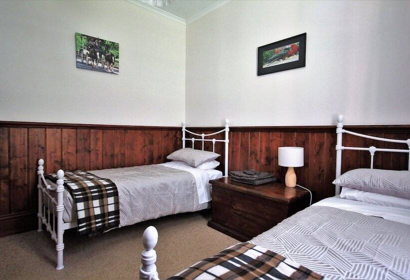 Хостел Creek Cottage