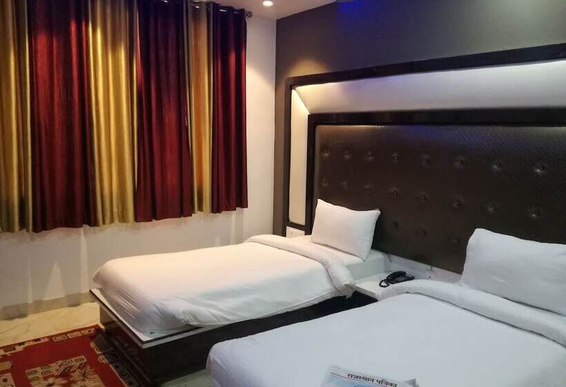 فندق Dhanraj Palace