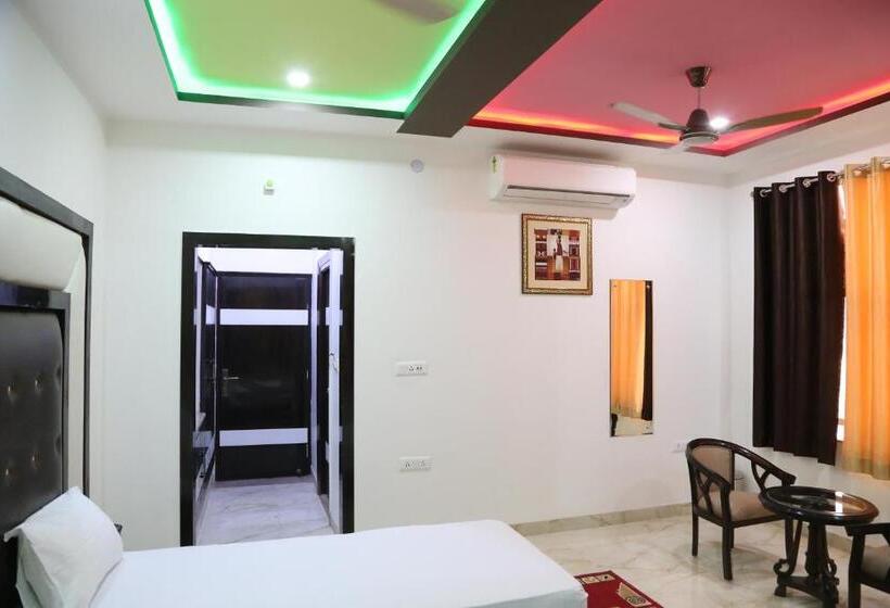 فندق Dhanraj Palace