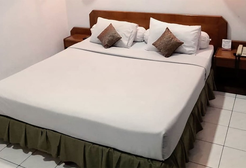 هتل Front One Resort Magelang