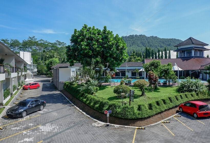 هتل Front One Resort Magelang