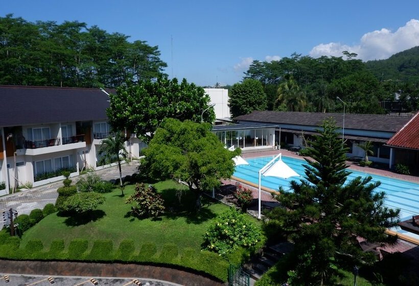 هتل Front One Resort Magelang