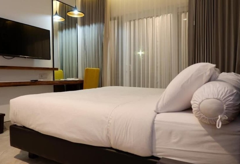 هتل Front One Resort Magelang
