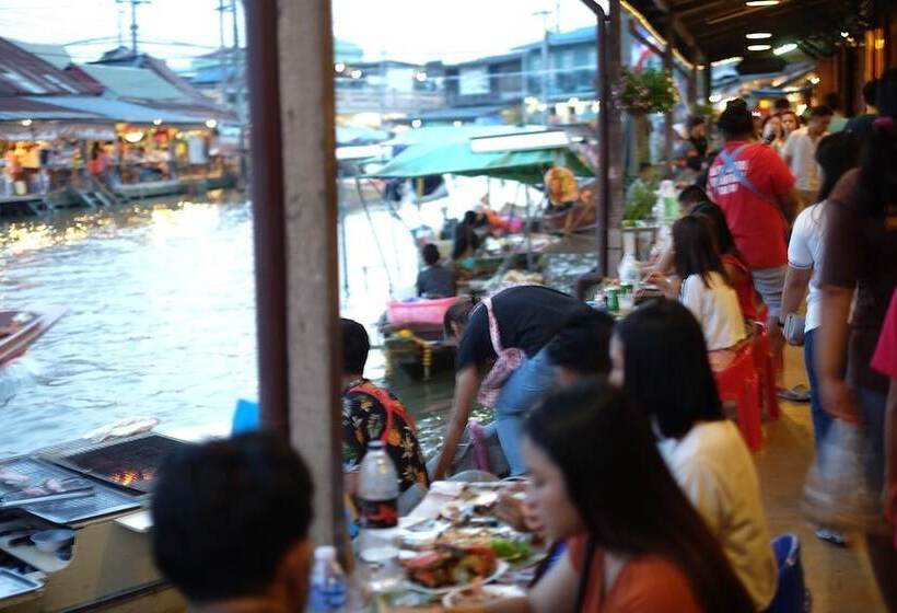 هتل Roomquest Amphawa Floating Market