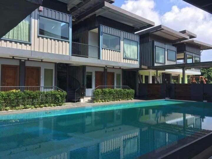 فندق Kluang Container Swimming Pool