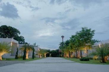 استراحتگاه West View Villa