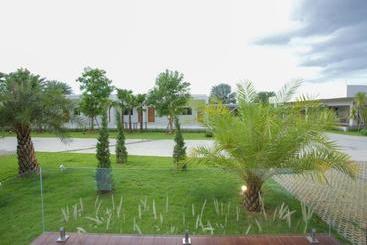استراحتگاه West View Villa