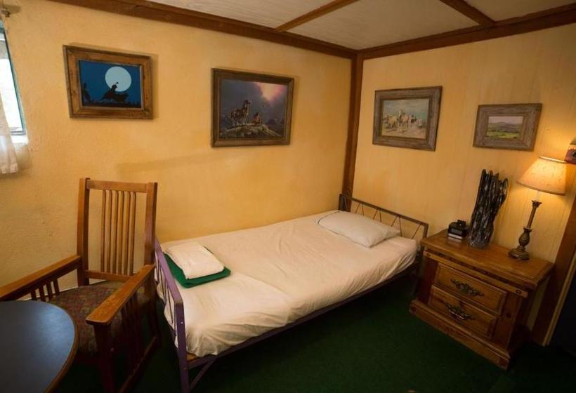 فندق صغير Snowmansion Taos Adventure Lodge