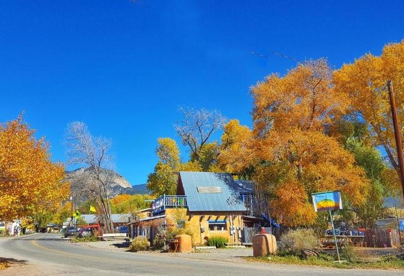 فندق صغير Snowmansion Taos Adventure Lodge