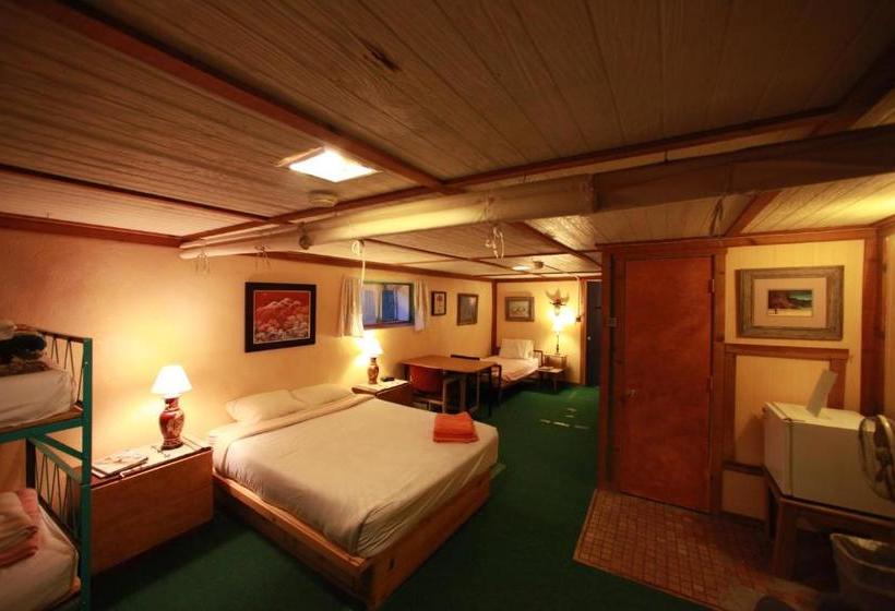 فندق صغير Snowmansion Taos Adventure Lodge
