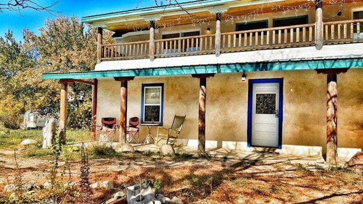 فندق صغير Snowmansion Taos Adventure Lodge