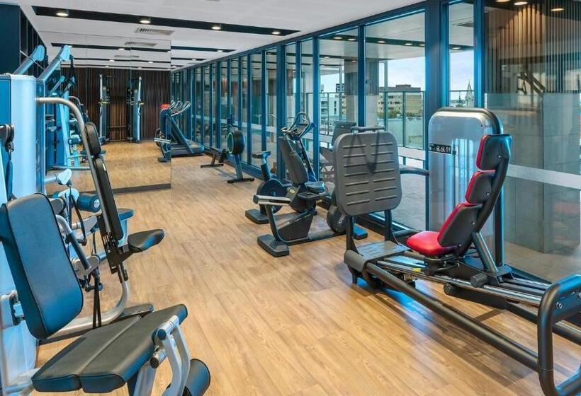 هتل Avani Adelaide Residences